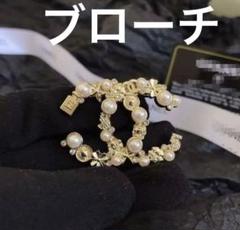 CHANEL パール付きロゴブローチ CHANEL シャネル ブローチ メタル、ストラス&コスチュームパール