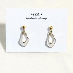 520◆ホワイト　雫　ゴールド　小ぶり シンプル　ハンドメイドピアス　イヤリング