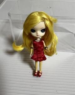 リトルプーリップの人形（赤い洋服）