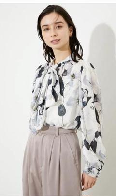 【美品】アートフラワーボウタイブラウス／リエンダ（rienda） F rienda(リエンダ)アートフラワーボウタイブラウス WHT - メルカリ