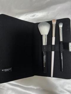 ジバンシィ　プリズムリーブル&ブラシセット　【未使用品】 プリズム・リーブル・ブラシ - パウダー ブラシ | Givenchy Beauty
