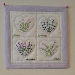 ハーブ刺繍タペストリー