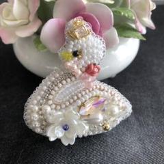 【SALE】ビーズ刺繍ブローチ☆白鳥 スワン☆ハンドメイドアクセサリー