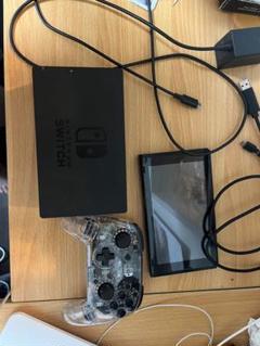 Nintendo Switch 本体とクリアコントローラー