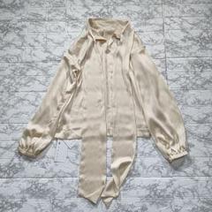 【新品・タグ付】エムセブンデイズ 艶ボウタイブラウス 光沢感 M