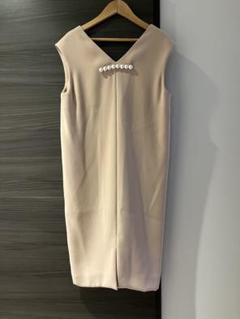 美品！YOKOCHANベージュ Vネック ノースリーブ バックパールワンピース 美品！YOKOCHANベージュ Vネック ノースリーブ バックパール
