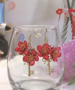 ハンドメイド赤い花の鍵ピアス