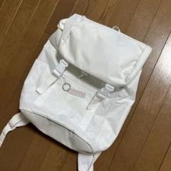ホワイト フラップ付きバックパック
