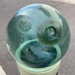 ガラス浮き玉北洋硝子製を示す「北」の刻印が入っています。 ガラス浮き玉北洋硝子製を示す「北」の刻印が入っています。