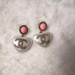 KAZUYAさま専用★CHANEL ハート型クリスタル ピアス CHANEL ハート型ピアス ピンク/ホワイト - メルカリ
