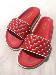 VALENTINO ロックスタッズサンダル　レッドのサムネイル
