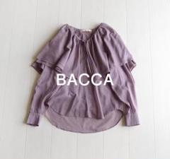 美品 トゥモローランド BACCA 2,7万 ラッフルカラーのブラウス A377のサムネイル