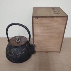 整*屋様 鋳鉄製 花鳥模様 鉄瓶 木箱付き 鋳鉄製 花鳥模様 鉄瓶 木箱付き - メルカリ