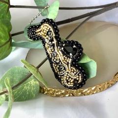 サックス ブラック ビーズ刺繍ブローチバッグチャーム2way