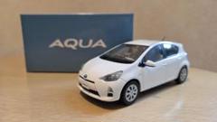 ドラクエ　トヨタ AQUA ミニカー 青/赤 約15cm Amazon.co.jp: ドラク工 トヨタ AQUA ロト装備 ミニカー : おもちゃ