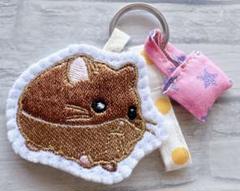 ハンドメイド　刺繍　キンクマハムスター　ストラップ　ミニバッグキーホルダー付き