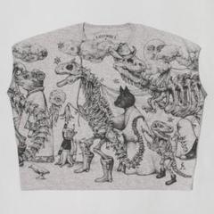 ワイドTシャツ お魚の乗り物でくつろぐこはるちゃん – ボリス雑貨店