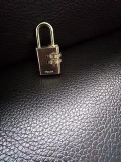 【美品】PRADA プラダ カデナ ゴールドチャーム 南京錠 PRADA - 良品 ヴィンテージ プラダ ネックレス 南京錠 カデナ