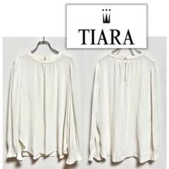 【早い者勝ち】 TIARA ティアラ とろみ　袖口シャーリングブラウスのサムネイル