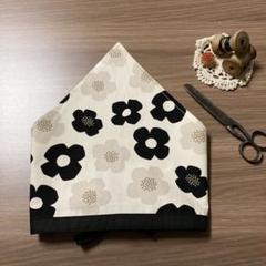 ハンドメイド　大人用三角巾　Mサイズ　小さめフラワー柄ブラック×グレージュのサムネイル