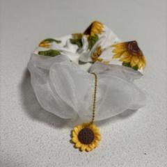 【ハンドメイド】シュシュ ヘアアクセサリー ひまわり柄 オーガンジー チャーム付
