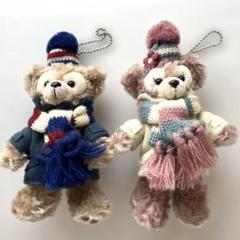 ダッフィーシェリーメイ ぬいぐるみバッチ マフラー ダッフィー&シェリーメイ コート マフラー ぬいぐるみバッジ