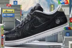 MEDICOM TOY × NIKE SB DUNK LOW BE@RBRICK
