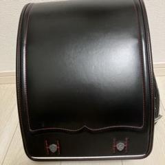 黒い合成皮革のランドセル 赤いステッチ付き　KAZAMA BRAND