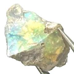 オパール原石！約1cm 遊色　クリスタル　水晶　クオーツ　鉱物　匿名発送22