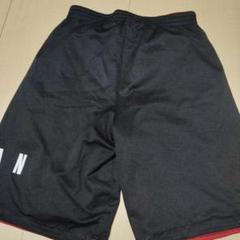 バスケットボールパンツ 黒と赤 ロゴ入り