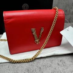 新品　Versace ヴェルサーチ　ミニショルダーバッグ　ヴィルトゥス　チェーン メドゥーサ ふわふわ キーチェーン チャーム パープル | VERSACE JP