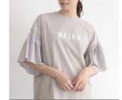 美品　CLOVE フリルスリーブドッキングロゴカットソーのサムネイル