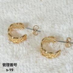 ゴールドテクスチャー フープピアス　透かし模様　リボン　スタイリッシュ　おしゃれ