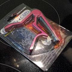 ワインレッド系の色金属製ギターカポタスト
