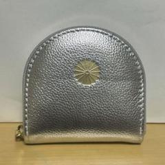 人気色 新品 皇居財布 本革 2つ折り がま口財布 銀色 シルバー 皇居 売店 限定 二つ折り財布 シルバー 銀色 がま口 本革 菊の御