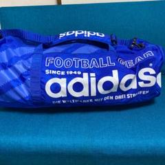 adidasのスポーツドラムバッグ