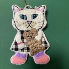 猫刺繍ブローチ　チャーム　ハンドメイド　白