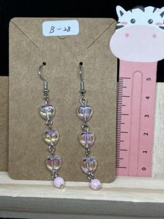揺れる夏ピアス 薄いピンクカラー 日替わりピアス お得なお値段 B-28