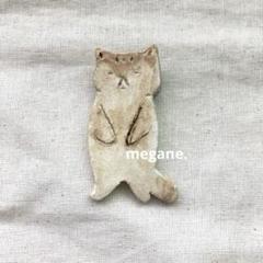 【ハンドメイド】石粉粘土 陶器風 ブローチ 北欧風 全身ねこ ベージュ