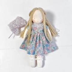 花柄ワンピースの女の子　ハンドメイド　ドール　お人形　ウォルドルフ人形風 花柄ワンピースの女の子 ハンドメイド ドール お人形