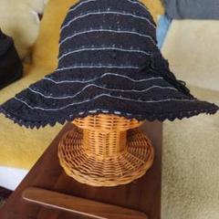 黒い花飾りの　レース帽子