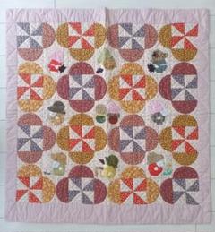 ハンドメイド パッチワークキルト タペストリー ピンク系 手芸