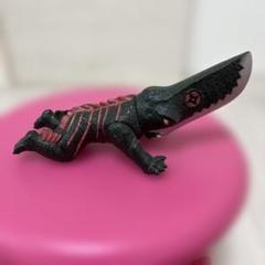 サメの刃を持つ怪獣フィギュア