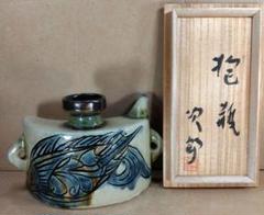 【本物保証】金城次郎 魚紋抱瓶 共箱 栞 壷屋焼 やちむん 人間国宝 無傷 壺屋焼 人間国宝 金城次郎作 海老魚紋抱瓶 – 生活民芸 なかむた