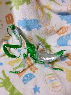 カマキリ フィギュア 緑と銀 30x18x18 cm