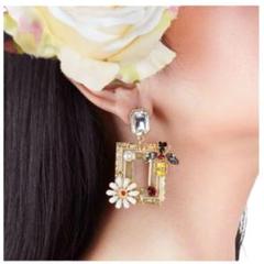 美品⭐イヤリング　アクセサリー　ゴールド　大ぶり　蜂　ラインストーン