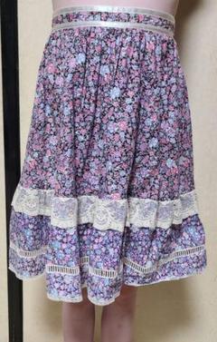 水　 gunnesax GUNNIES フレアスカート 黒　紫　花柄 gunnesax GUNNIES フレアスカート 黒紫花柄