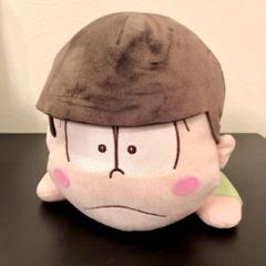おそ松さん メガジャンボ 寝そべりぬいぐるみ 全長約40cm 一松 楽天市場】メガジャンボ寝そべり おそ松さんの通販