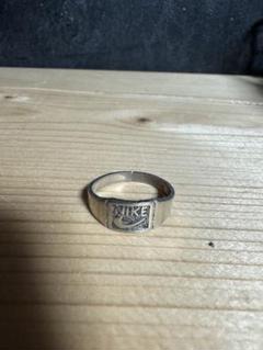 ナイキ”のブートリング」 ・80's〜90's Vintage “Nike Bootleg” Ring ・ ”NIKE”のブートリングです。  当時（90'sくらいの）の手作り（シルバー925です）の物です。実際、ナイキではないのに、このスウォッシュだけで”ナイキ”って思わせるデザイン。外人さんがコツコツ作っ  