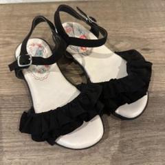 黒いフリル付きキッズサンダル 18cm